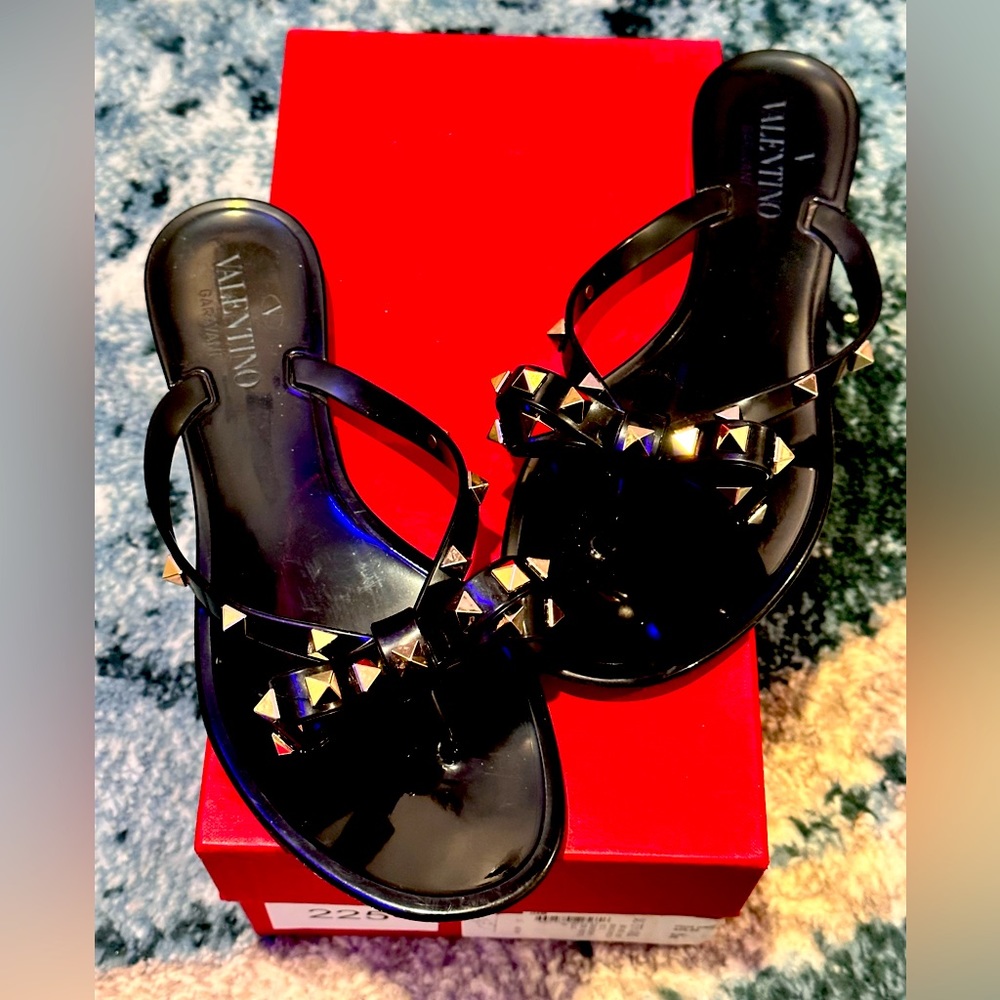 Valentino Garavani RUBBER ROCKSTUD THONG size 38